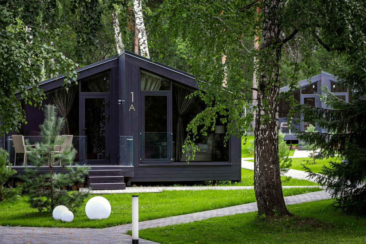 Sustainable ADU with green roof and solar panels – Mister ADU